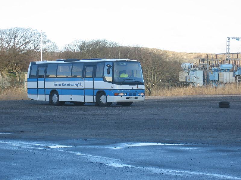 januari 2008 129.jpg - Första veckan ägnade vi oss åt att köra runt mellan olika däck på gården utanför skolan. Vi övade mycket backning och växling.